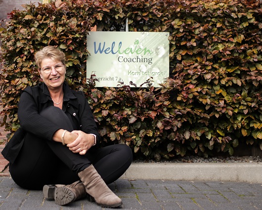 Zitten bij het bord auto weggesneden